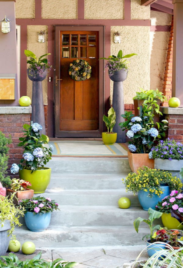 Pot bunga cantik di dekat pintu masuk